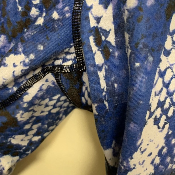 Alo Yoga  Crop Airbrush Leggings Capris XS - Picture 5 of 6